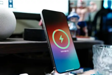岳普湖苹果15换屏服务分享用什么充电器给iPhone15充电更好 